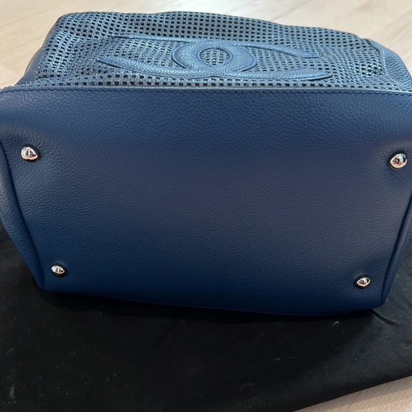 Authentic Chanel blue perforated leather bowling bag. Excellent condition - Picture 4 of 6